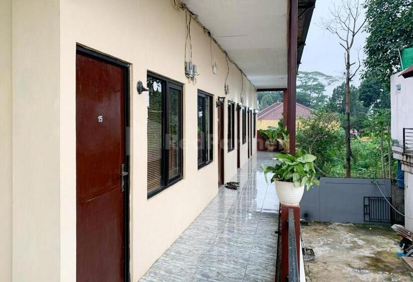 Отель Srb Near Mall Ciputra Cibubur Mitra Reddoorz