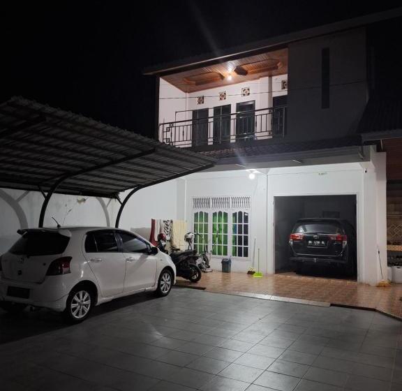 פנסיון A Balcony With A Mountain View