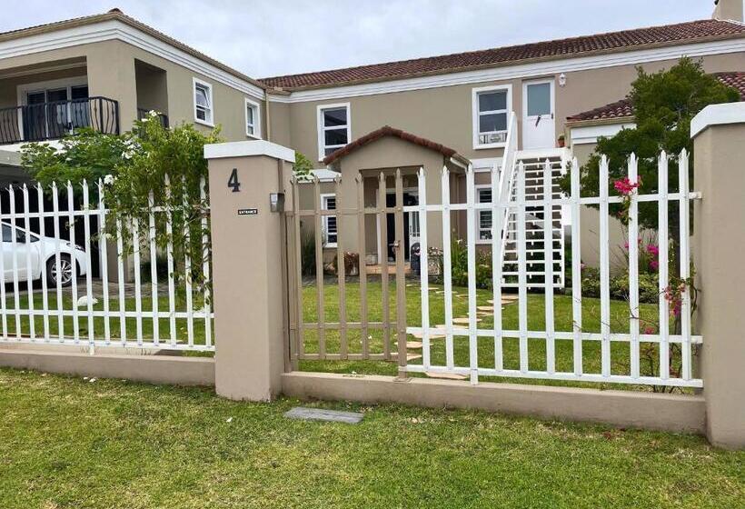 פנסיון Calm Waters Guesthouse