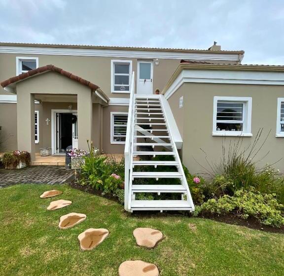 פנסיון Calm Waters Guesthouse