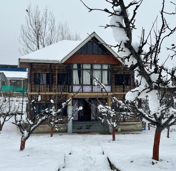 ペンション Hideaway Cottages