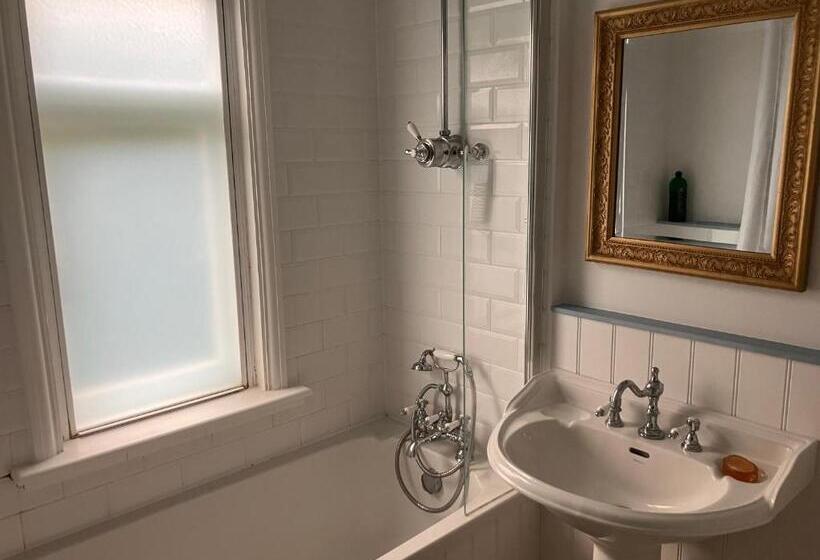 Yew Tree House, Bed & Breakfast In Colchester