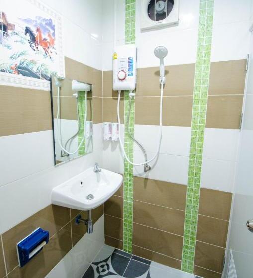 คุณแดง บัดเจทโฮเทล   Khun Daeng Budget