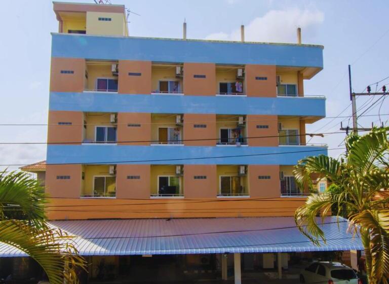 คุณแดง บัดเจทโฮเทล   Khun Daeng Budget