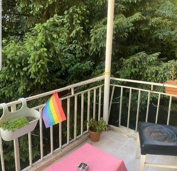 住宿加早餐 Cosy Room With Balcony