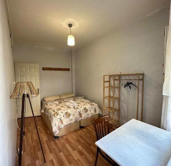 住宿加早餐 Cosy Room With Balcony