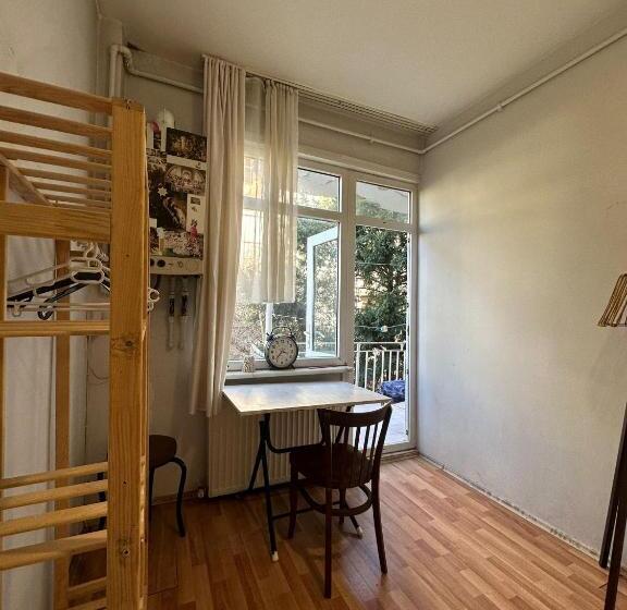 住宿加早餐 Cosy Room With Balcony