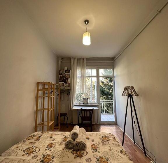 住宿加早餐 Cosy Room With Balcony