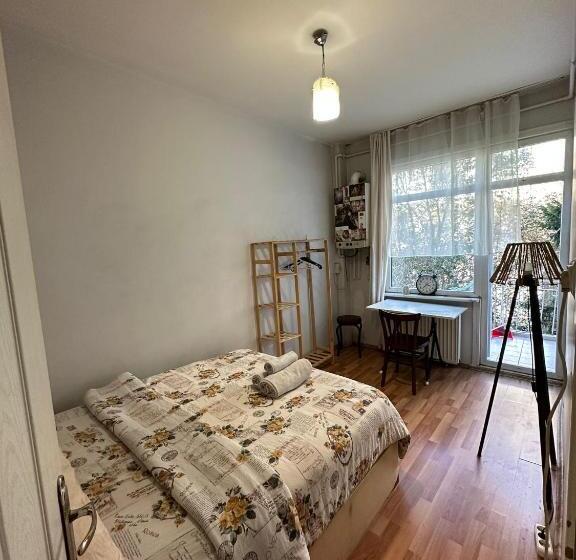 住宿加早餐 Cosy Room With Balcony