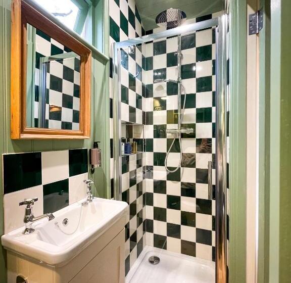 Bed and Breakfast Shepherd S Hut At The Granary