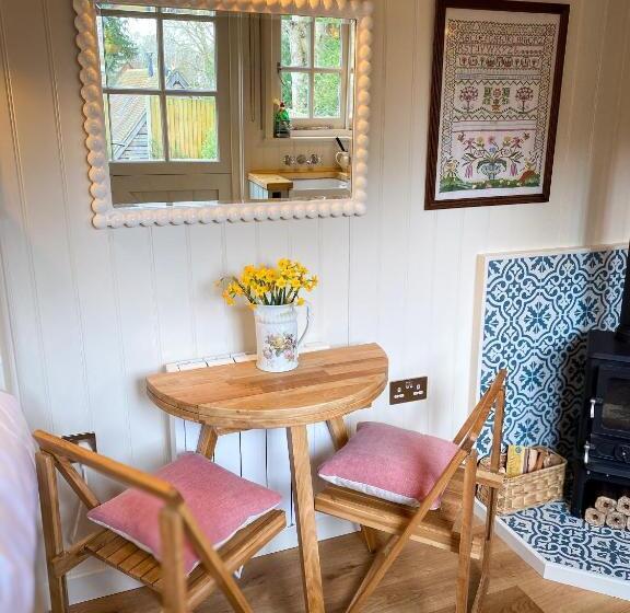 Bed and Breakfast Shepherd S Hut At The Granary