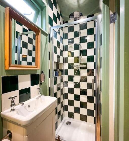 ベッドアンドブレックファースト Shepherd S Hut At The Granary