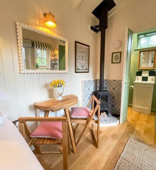 ベッドアンドブレックファースト Shepherd S Hut At The Granary