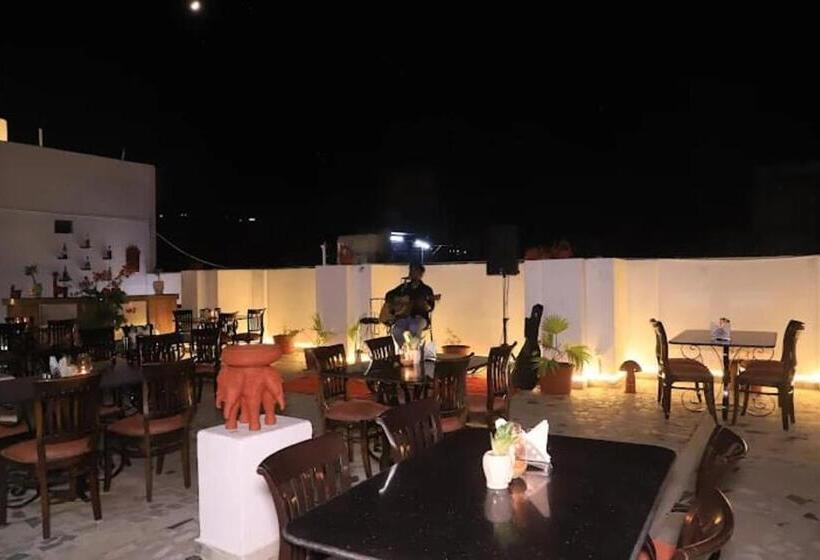 هتل Gvs 24 Club, Rooftop Cafe! Swimming Pool! Karaoke Music!