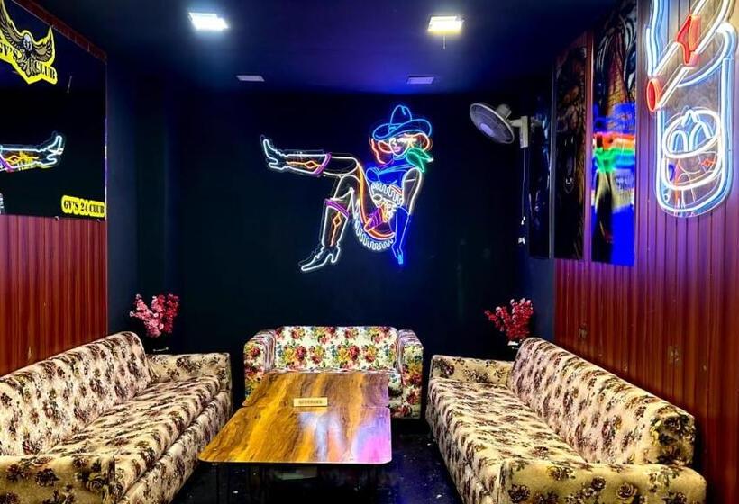 هتل Gvs 24 Club, Rooftop Cafe! Swimming Pool! Karaoke Music!