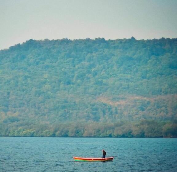 בית מלון כפרי On The High Ground Tourism Point
