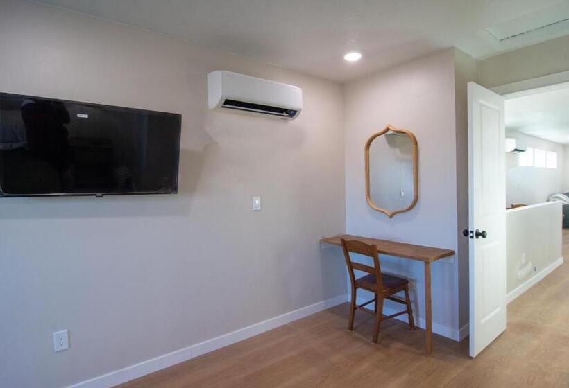 بنسيون Caldwell Cliff Swallow Guest House