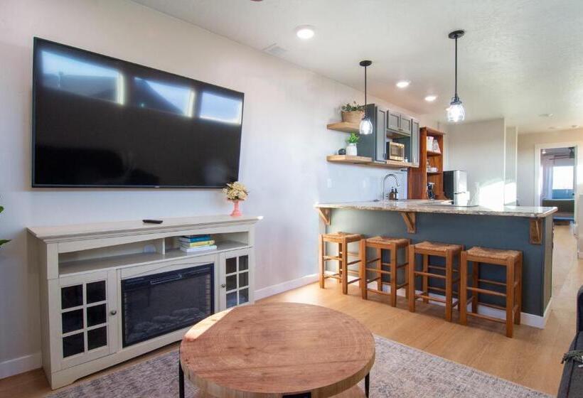 بنسيون Caldwell Cliff Swallow Guest House