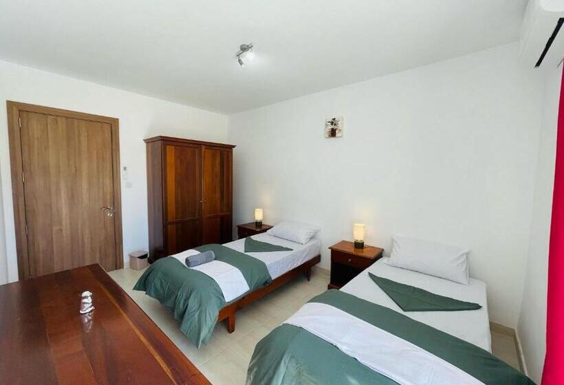 پانسیون Coral Cove Comfort Room 2