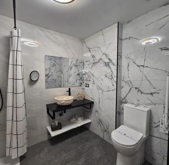 پانسیون Hostal Luxury Nit I Dia