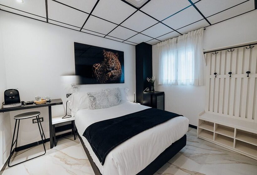 پانسیون Hostal Luxury Nit I Dia