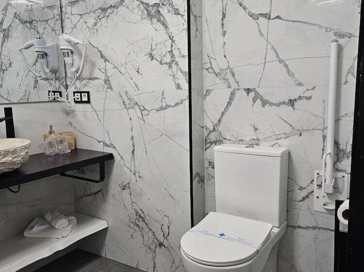 پانسیون Hostal Luxury Nit I Dia