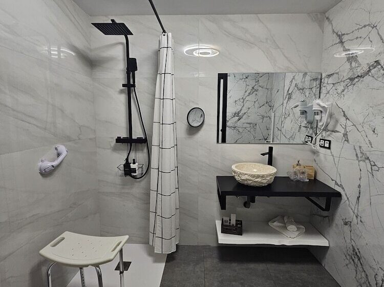 پانسیون Hostal Luxury Nit I Dia