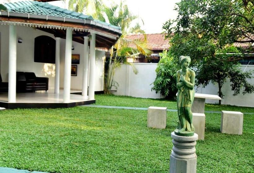 פנסיון Thushine