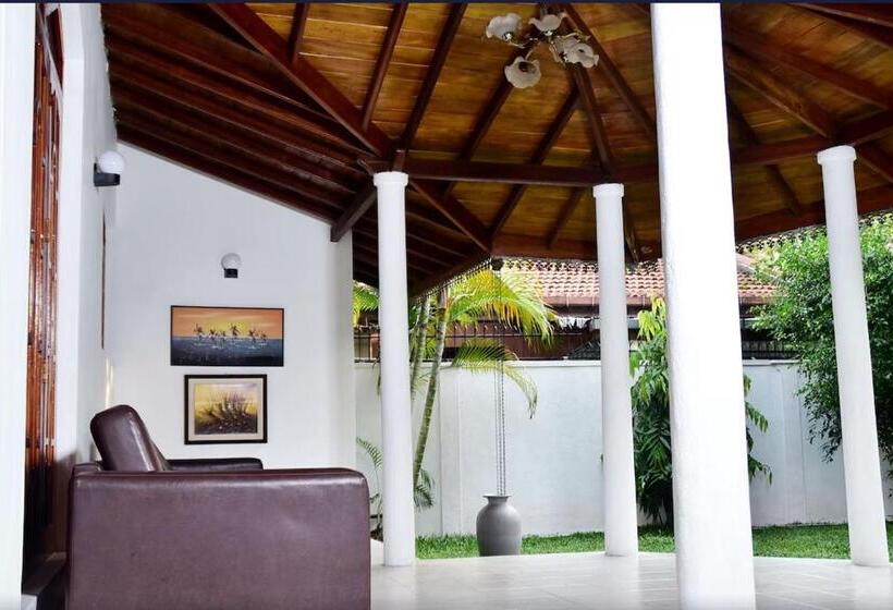 פנסיון Thushine