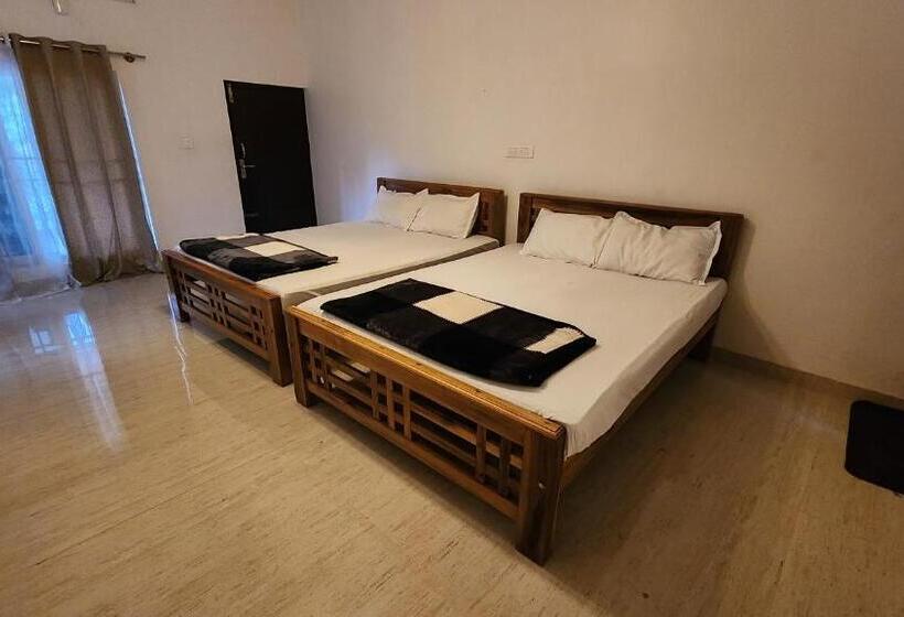 אתר נופש Lotus Lake Retreat