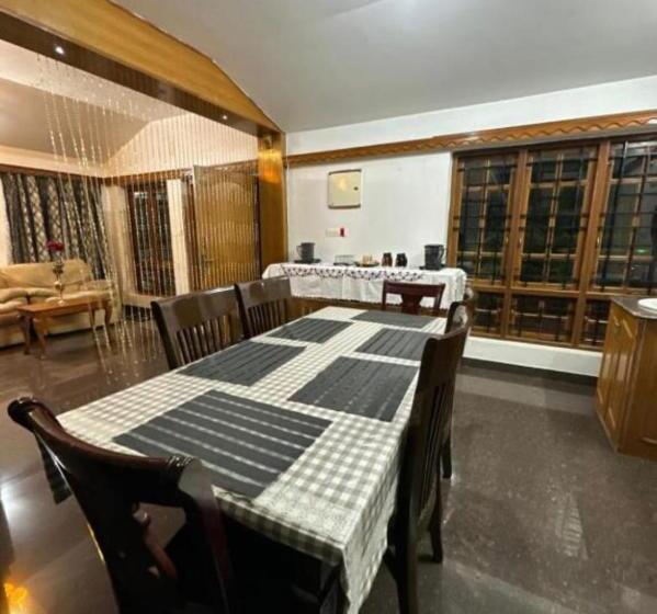 مبيت وإفطار Nivi Home Stay