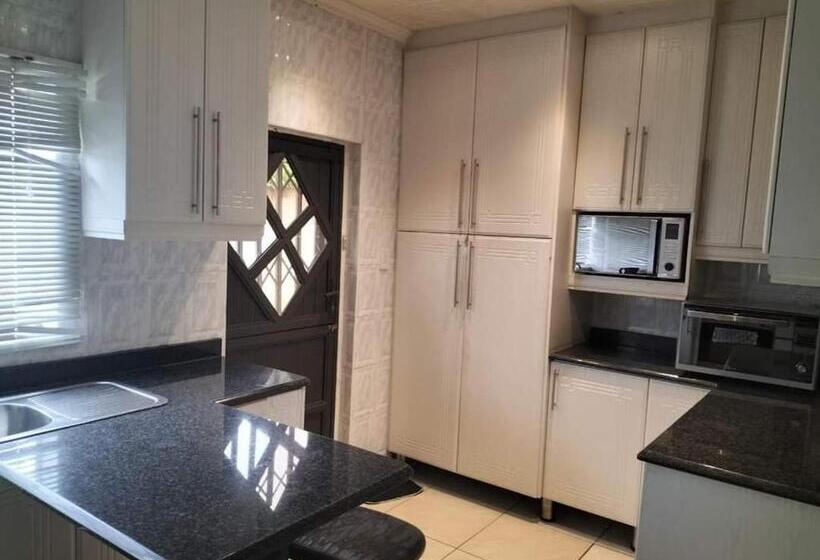 مبيت وإفطار Restwell Accommodation