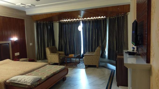 فندق Crowned Residency