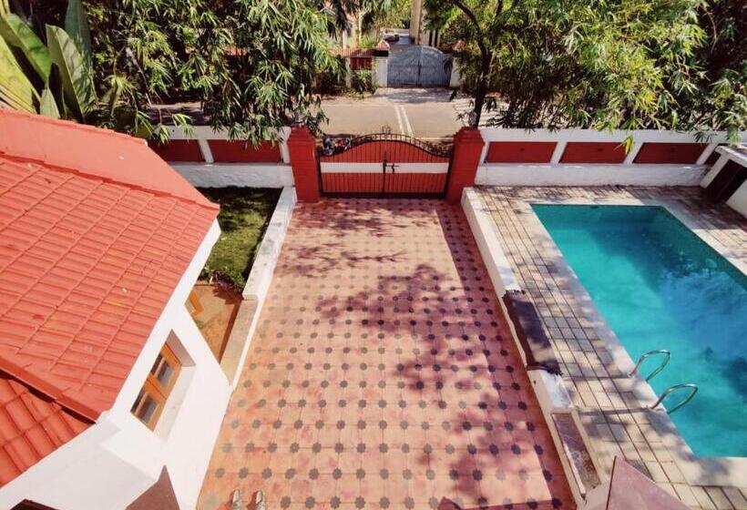 Отель Golden Retriever Villa By Phr