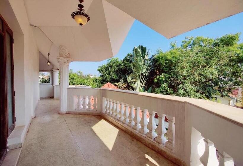 Отель Golden Retriever Villa By Phr