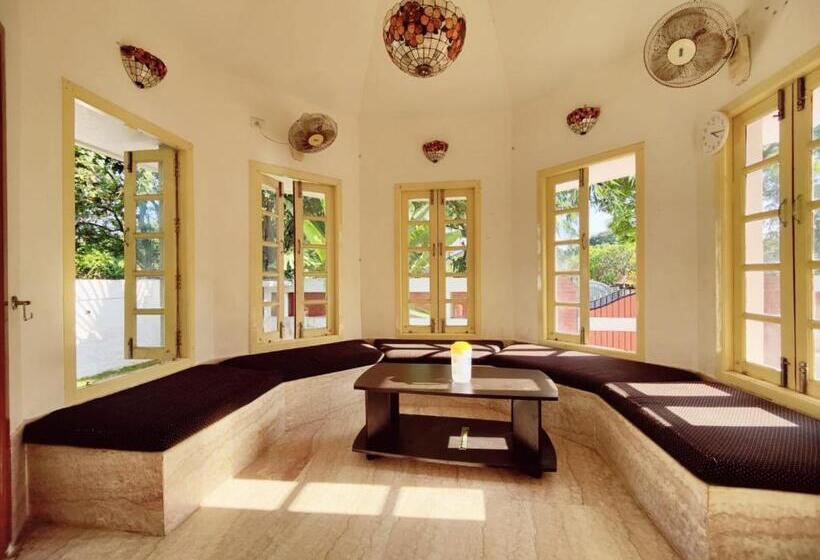 Отель Golden Retriever Villa By Phr