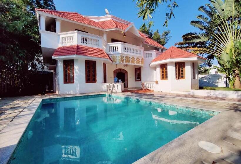 Отель Golden Retriever Villa By Phr