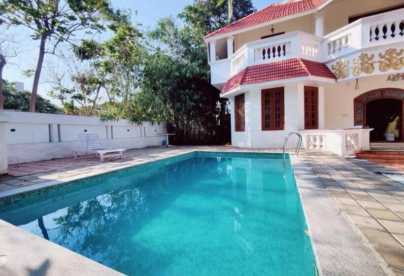 Отель Golden Retriever Villa By Phr