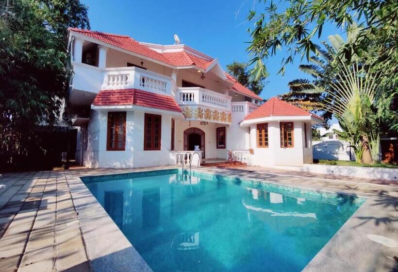 Отель Golden Retriever Villa By Phr