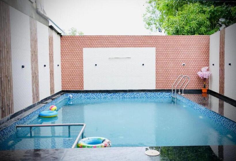 בית מלון כפרי Karla Retreat