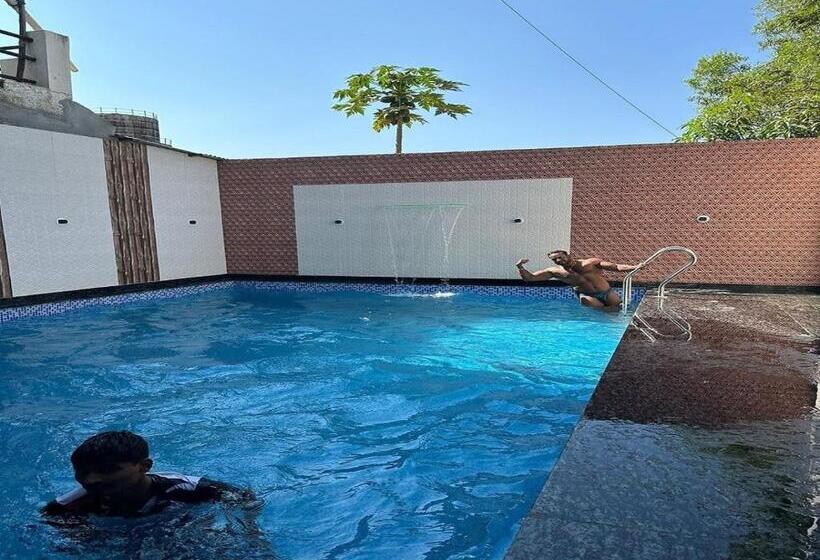 בית מלון כפרי Karla Retreat