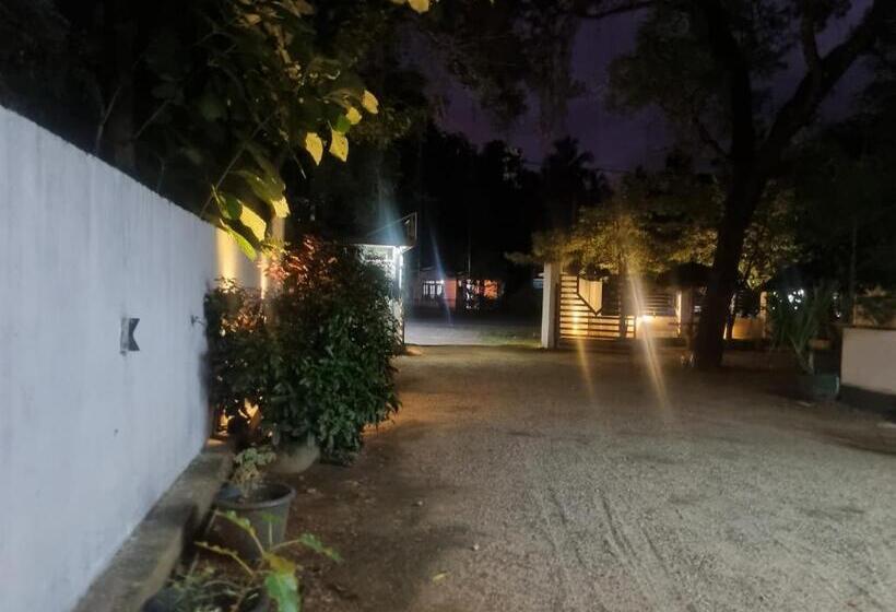 Отель New Laya Neem Resort And Restaurant