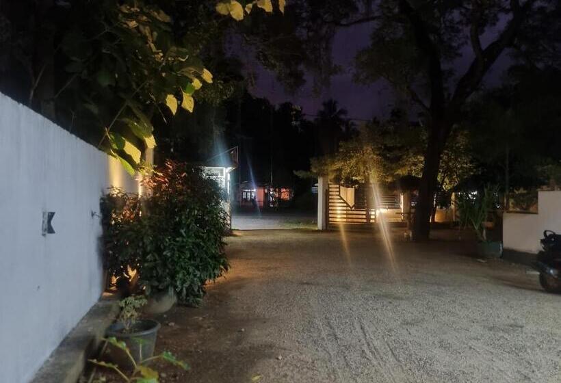 Отель New Laya Neem Resort And Restaurant