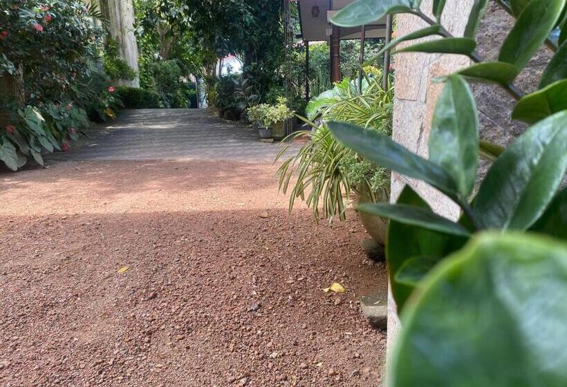 Отель Sandaru Villa