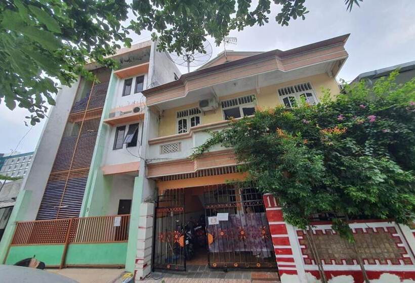 فندق Spot On 93681 Qodri Homestay Syariah