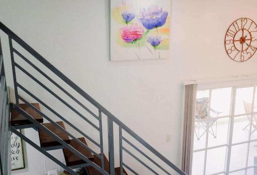 فندق The Farmhouse Pampanga