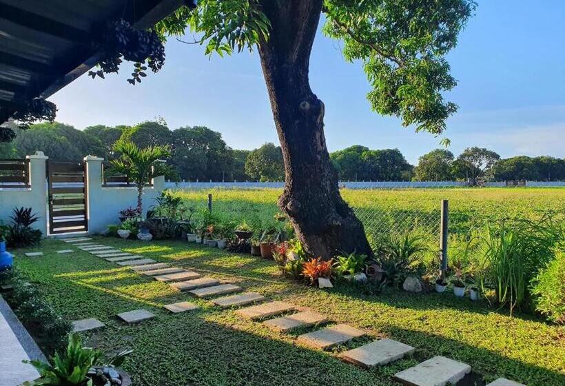 فندق The Farmhouse Pampanga