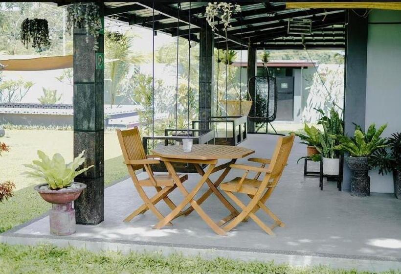 فندق The Farmhouse Pampanga