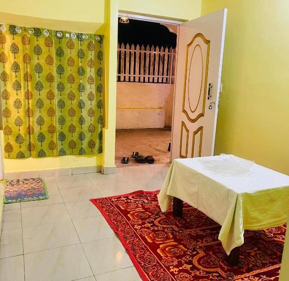 ホテル The Golden White House