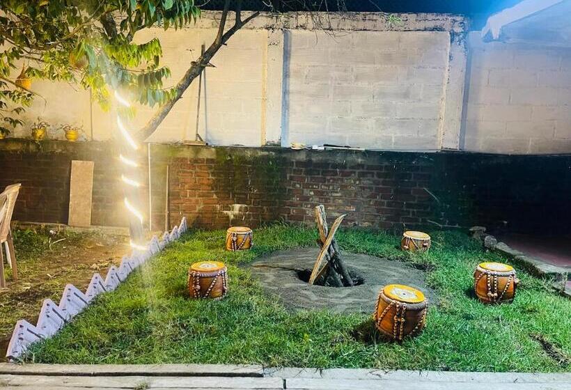 ホテル The Golden White House